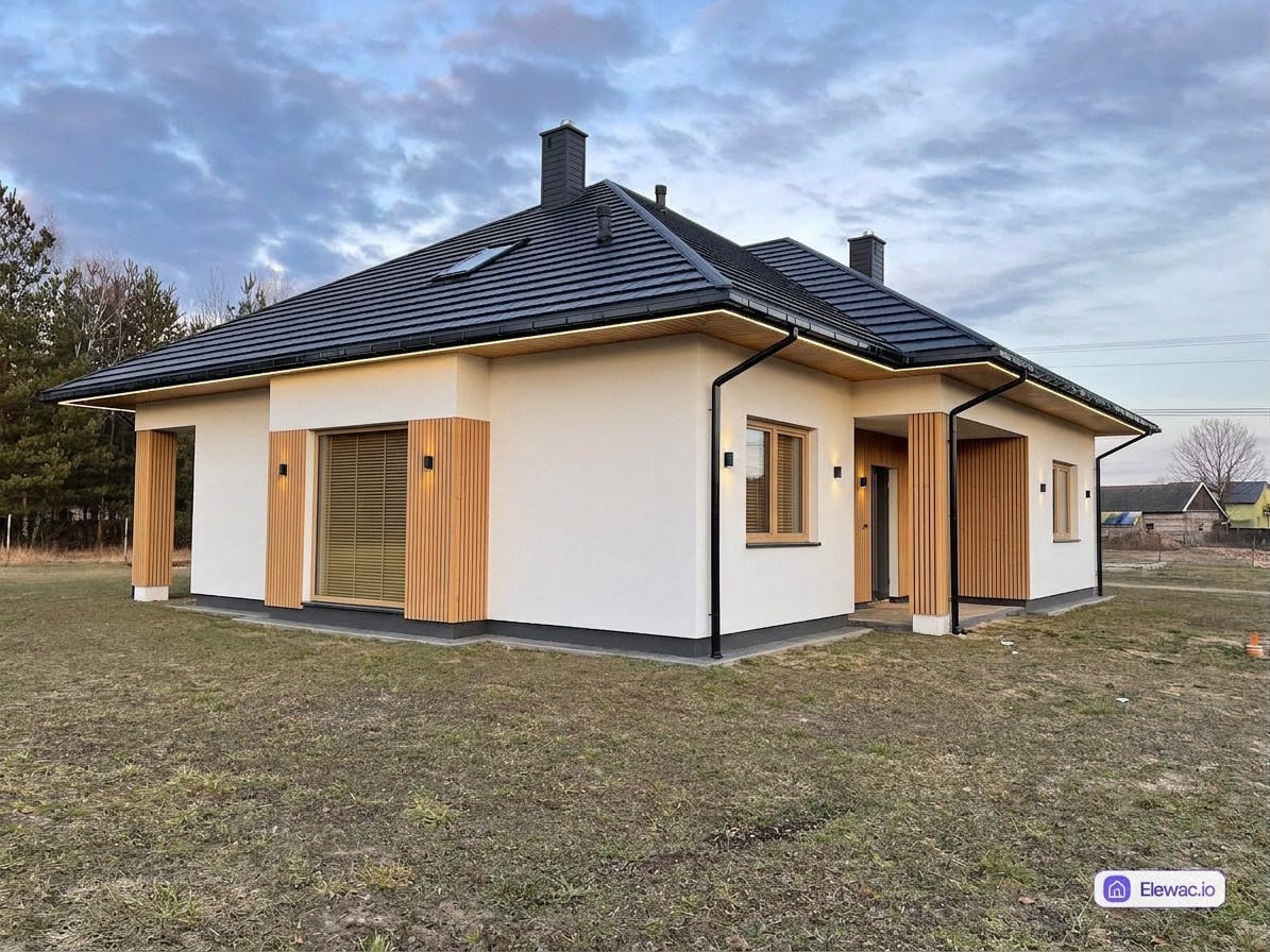 Dom po remoncie elewacji — nowoczesny biały tynk silikonowy i pionowe lamele z modrzewia termo