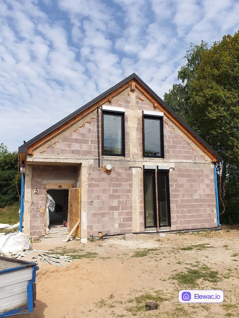 Dom jednorodzinny w stanie surowym z pustaków przed wykończeniem elewacji i ociepleniem