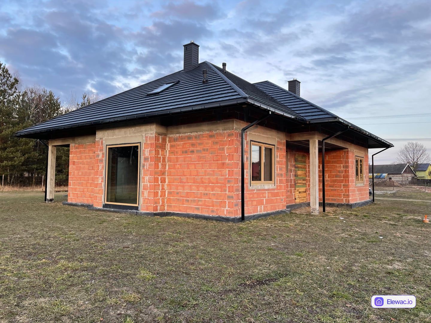 Dom jednorodzinny w stanie surowym z czerwonego pustaka przed wykończeniem elewacji