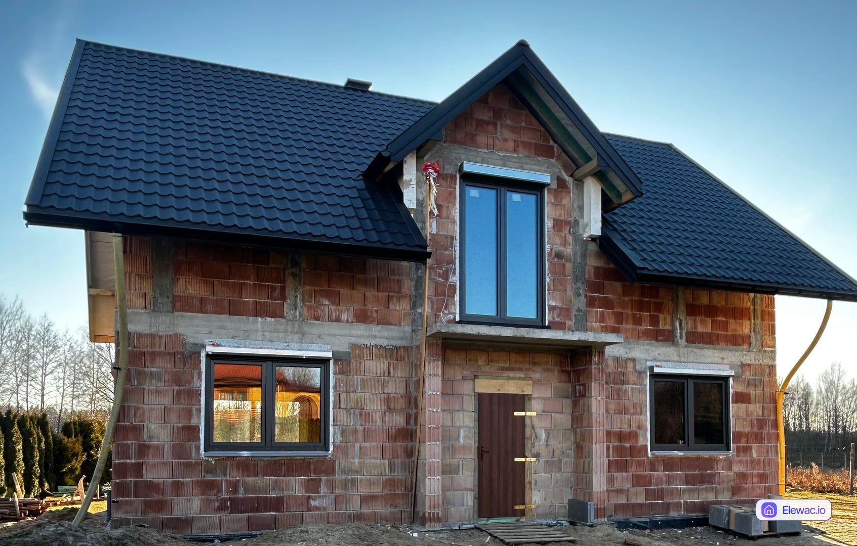 Dom jednorodzinny współczesny w stanie surowym — budynek z pustaka przed ociepleniem