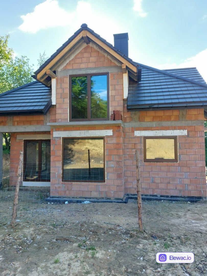 Dom jednorodzinny w stanie surowym z pustaka ceramicznego przed wykonaniem ocieplenia i elewacji