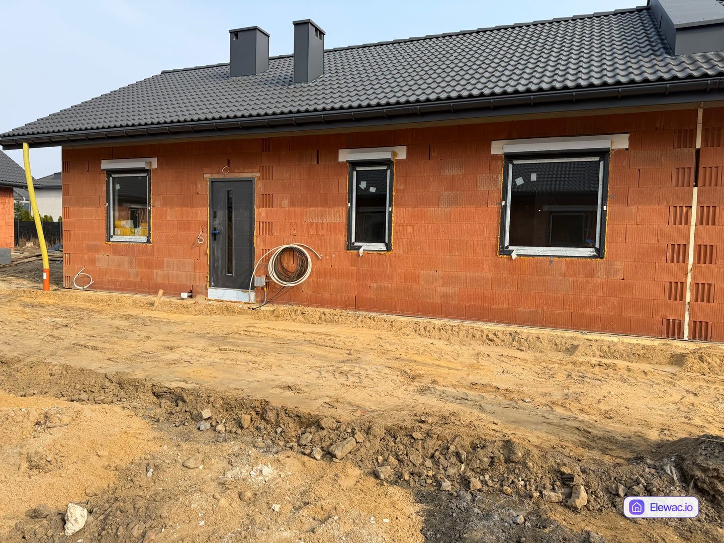 Dom jednorodzinny w stanie surowym z pustaka ceramicznego przed wykonczeniem elewacji