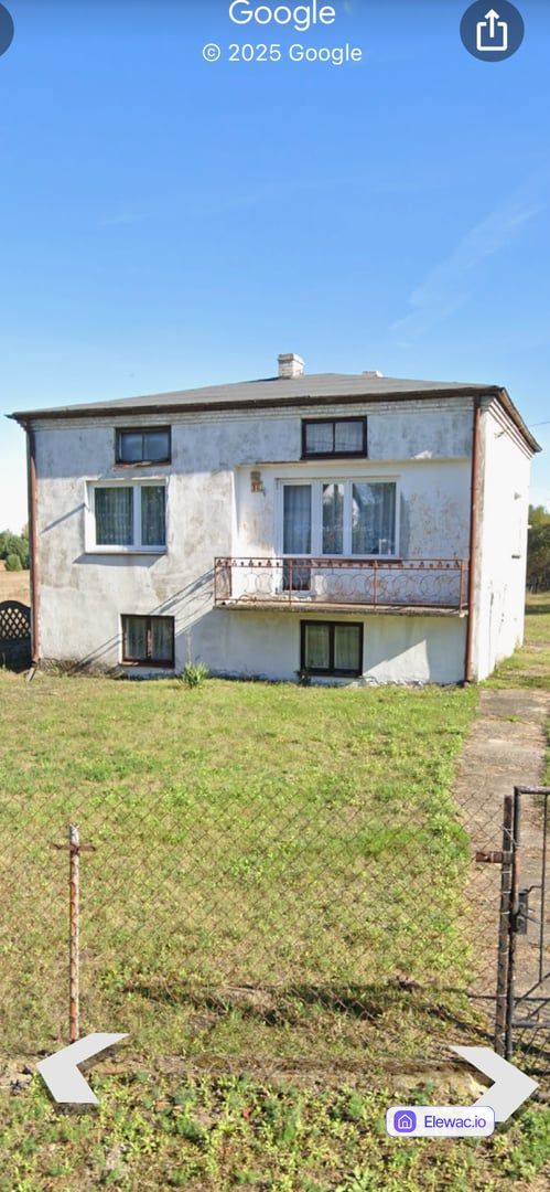 Dom jednorodzinny typu kostka z lat 80. ze zniszczonym tynkiem i rdza na balkonie przed remontem.